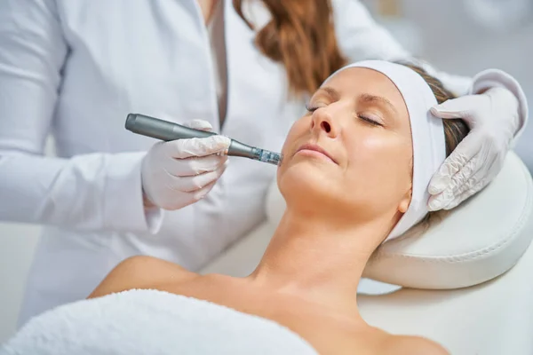 Woman Beauty Salon Having Needle Mesotherapy Treatment High Quality Photo — Foto de Stock