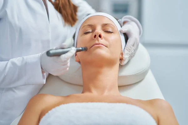 Woman Beauty Salon Having Needle Mesotherapy Treatment High Quality Photo Fotos De Bancos De Imagens