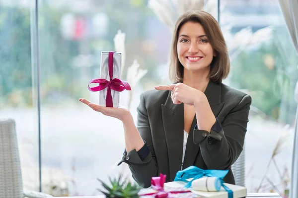 Picture Woman Holding Gift Restaurant High Quality Photo — Fotografia de Stock