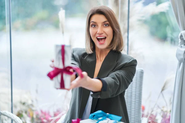 Picture Woman Holding Gift Restaurant High Quality Photo —  Fotos de Stock