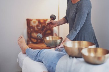 Tibet ses kasesi masajı yaptıran bir kadın. Yüksek kalite fotoğraf