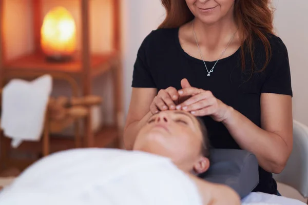Femme Ayant Traitement Massage Visage Dans Spa Photo Haute Qualité — Photo