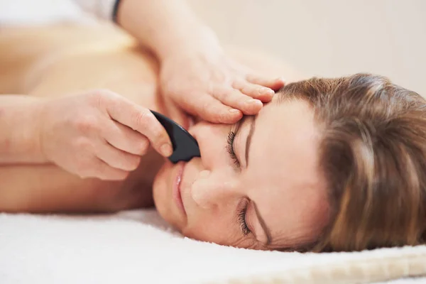 Een Vrouw Met Een Gua Sha Massage Salon Hoge Kwaliteit — Stockfoto