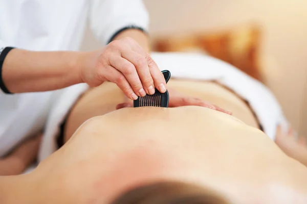 Mulher Fazendo Uma Massagem Gua Sha Salão Foto Alta Qualidade — Fotografia de Stock