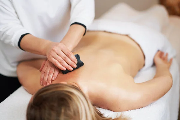 Frau Bei Einer Gua Sha Massage Salon Hochwertiges Foto — Stockfoto