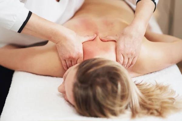 Mulher Tendo Massagem Nas Costas Estúdio Foto Alta Qualidade — Fotografia de Stock