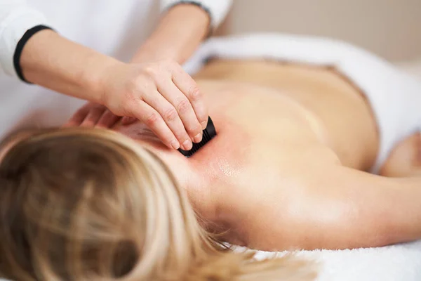 Mulher Fazendo Uma Massagem Gua Sha Salão Foto Alta Qualidade — Fotografia de Stock