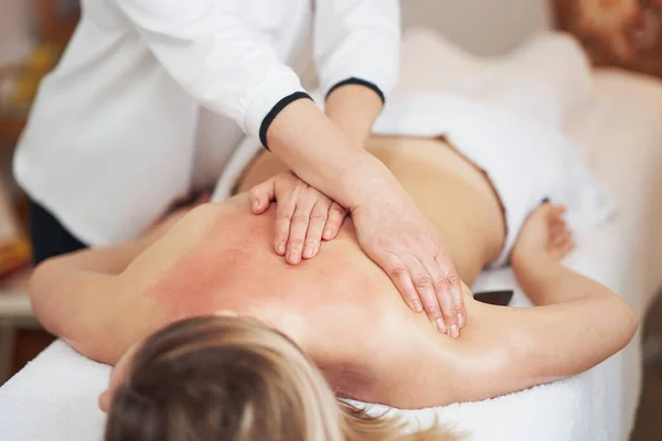 Mulher Tendo Massagem Nas Costas Estúdio Foto Alta Qualidade — Fotografia de Stock