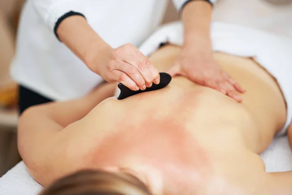 Kvinnan Har Gua Sha Massage Salongen Högkvalitativt Foto — Stockfoto