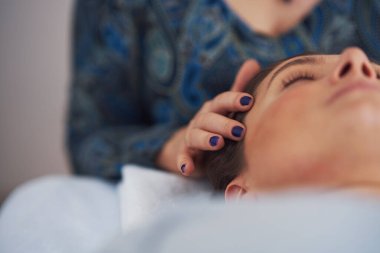 Kafana hafifçe 32 noktaya dokunmayı içeren bir tedaviden bahsediyorum. Yüksek kalite fotoğraf