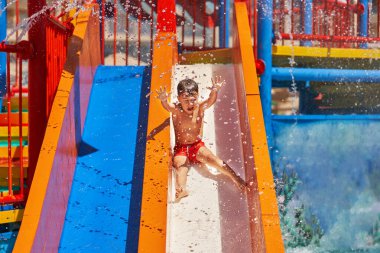 Açık deniz parkında oynayan genç bir çocuğun fotoğrafı. Yüksek kalite fotoğraf