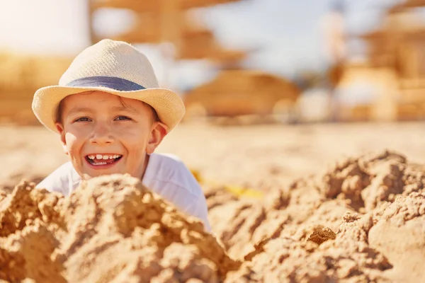 Obraz Młodego Chłopca Bawiącego Się Piaskiem Plaży Wysokiej Jakości Zdjęcie — Zdjęcie stockowe
