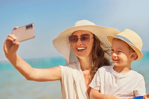 Obrázek Matky Synem Jak Berou Selfieho Pláž Kvalitní Fotografie — Stock fotografie