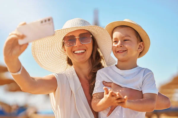 Anne ve oğlunun sahilde selfie çekerken görüntüsü. Yüksek kalite fotoğraf