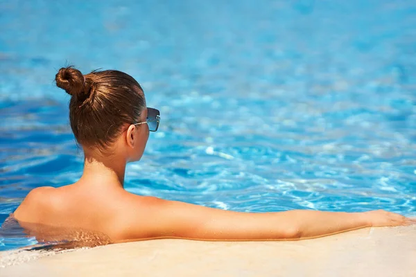 Sluit Beelden Van Een Vrouw Het Zwembad Hoge Kwaliteit Foto — Stockfoto