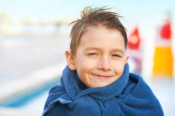 照片上的小男孩在户外水上公园玩耍后穿着毛巾 高质量的照片 — 图库照片