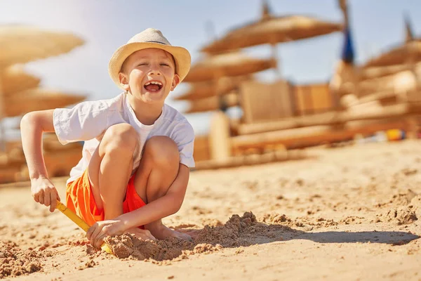Изображение Маленького Мальчика Играющего Песком Пляже Высокое Качество Фото — стоковое фото