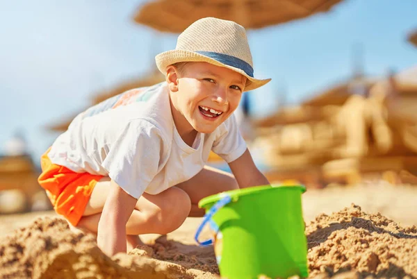 Изображение Маленького Мальчика Играющего Песком Пляже Высокое Качество Фото — стоковое фото