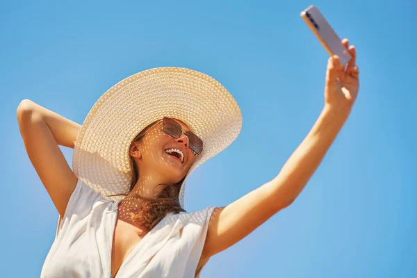Immagine Una Giovane Donna Che Selfie Cappello Bianco Foto Alta — Foto Stock