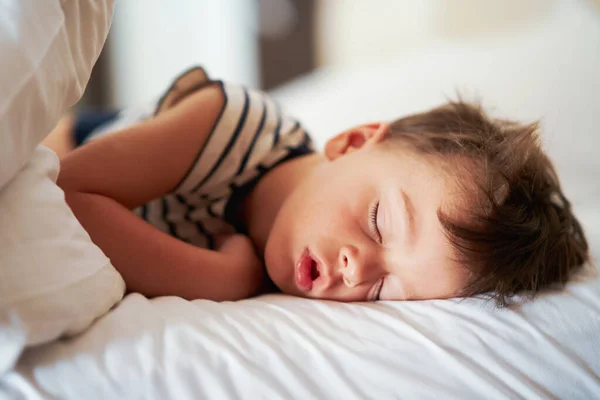 Зображення Втомленого Хлопчика Який Спить Відпустці Високоякісна Фотографія — стокове фото