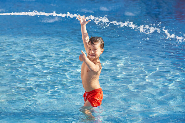 Фото мальчика, играющего в открытом аквапарке. Высокое качество фото