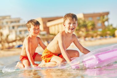 Kızıl Deniz 'de yataktaki iki erkek ya da erkek kardeş. Yüksek kalite fotoğraf