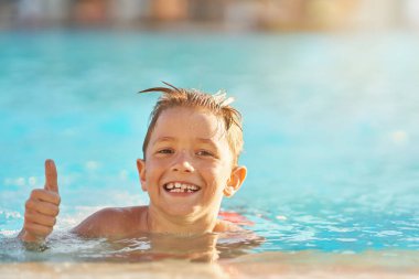 Açık deniz parkında oynayan genç bir çocuğun fotoğrafı. Yüksek kalite fotoğraf