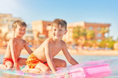 Kızıl Deniz 'de yataktaki iki erkek ya da erkek kardeş. Yüksek kalite fotoğraf