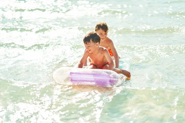 Два Мальчика Брата Матрасе Красном Море Высокое Качество Фото — стоковое фото