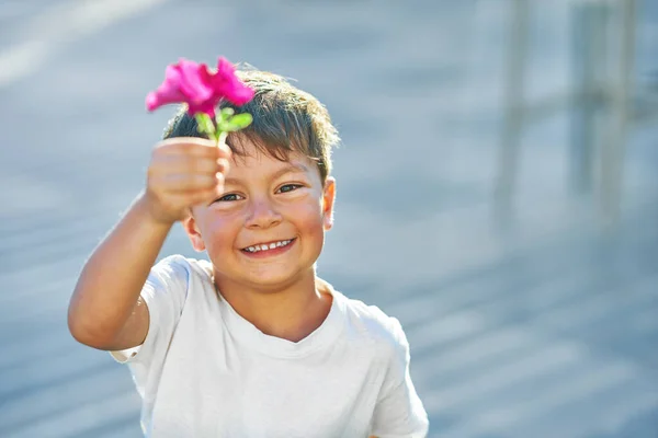 Foto Van Een Jonge Jongen Glimlachend Met Bloem Zijn Hand — Stockfoto