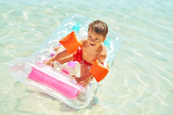 Фото Молодого Счастливого Мальчика Плавающего Матраце Море Высокое Качество Фото — стоковое фото