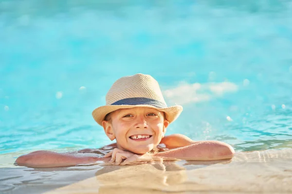 Obrázek Mladého Chlapce Klobouku Hrajícího Venkovním Bazénu Kvalitní Fotografie — Stock fotografie