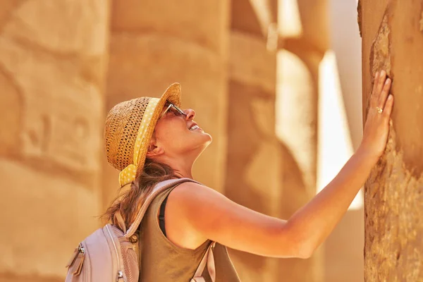 ルクソールエジプトのカルナック寺院の観光女性 高品質の写真 — ストック写真
