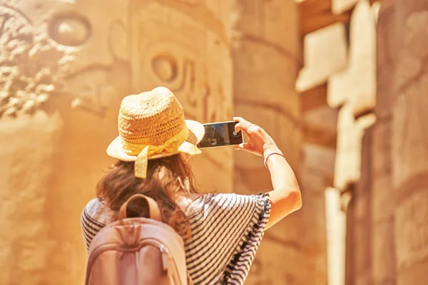Mujer Turística Templo Karnak Luxor Egipto Foto Alta Calidad —  Fotos de Stock