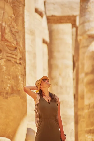 Femme Touristique Dans Temple Karnak Louxor Egypte Photo Haute Qualité — Photo