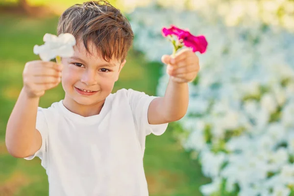Obrázek Mladého Chlapce Usmívajícího Květinou Ruce Kvalitní Fotografie — Stock fotografie