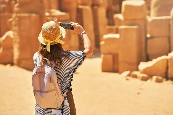 Turistka Chrámu Karnak Luxor Egypt Kvalitní Fotografie — Stock fotografie