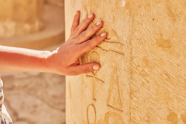 Kép Ahogy Kéz Megérinti Egyiptomi Hieroglifákat Hatsepszut Temetkezési Templomában Kiváló — Stock Fotó