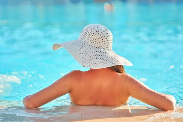 Sluit Beelden Van Een Vrouw Het Zwembad Hoge Kwaliteit Foto — Stockfoto