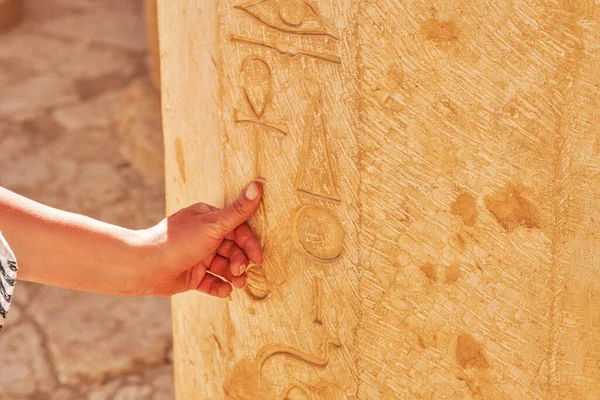 Imagen Mano Tocando Jeroglíficos Egipcios Templo Mortuorio Hatshepsut Foto Alta — Foto de Stock