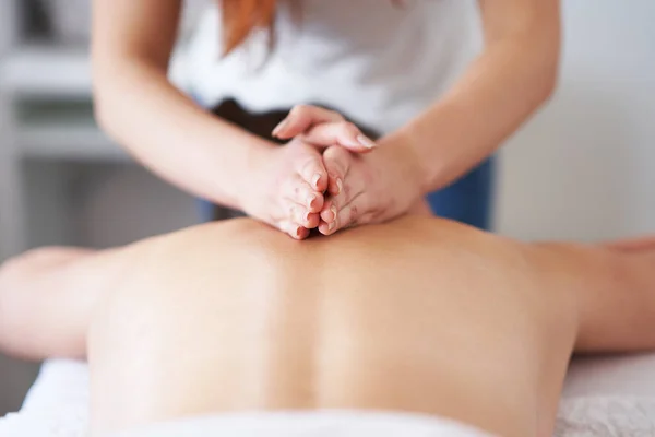 Brunette Woman Having Back Massage Salon High Quality Photo — Stock Photo, Image