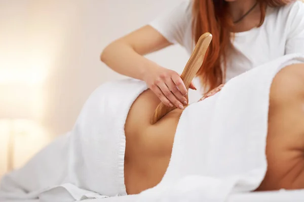 Mulher Terapia Massagem Com Ferramentas Madeira Foto Alta Qualidade — Fotografia de Stock