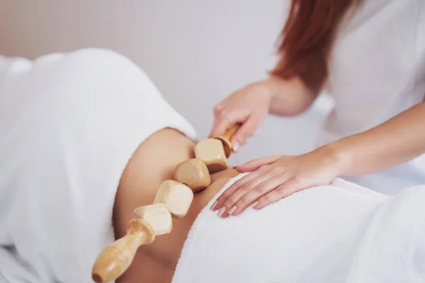 Kvinna Massageterapi Med Träverktyg Högkvalitativt Foto — Stockfoto