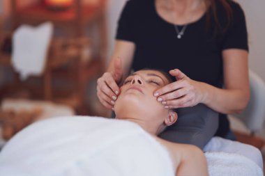 Japonya stili yüz masajı yaptıran bir kadın. Yüksek kalite fotoğraf