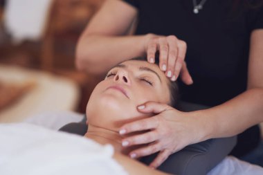 Japonya stili yüz masajı yaptıran bir kadın. Yüksek kalite fotoğraf