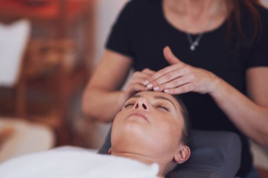 Japonya stili yüz masajı yaptıran bir kadın. Yüksek kalite fotoğraf