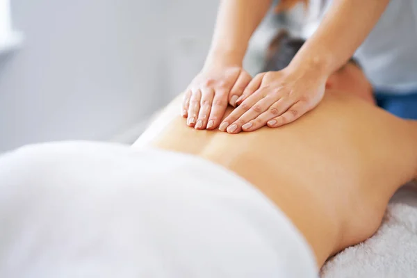Brunette Woman Having Back Massage Salon High Quality Photo — Stock Photo, Image