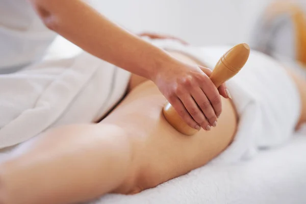 Donna Terapia Massaggio Con Strumenti Legno Foto Alta Qualità — Foto Stock