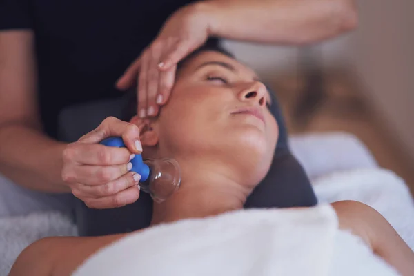 Femme Ayant Massage Tasse Visage Dans Salon Photo Haute Qualité — Photo