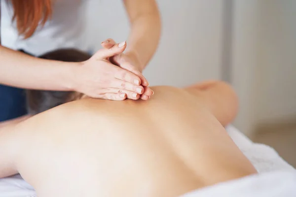 Mulher Morena Tendo Massagem Nas Costas Salão Foto Alta Qualidade — Fotografia de Stock